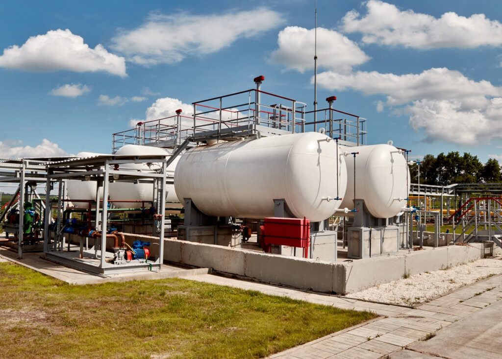 Tanks for storing liquefied gas and gas condensate at a gas production and processing plant